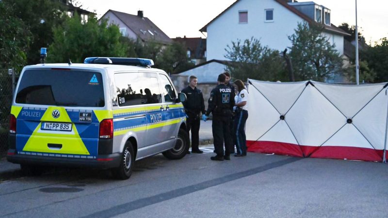 Polizisten nach dem Tod des Angreifers, der in Ansbach mindestens zwei Menschen mit einem Messer verletzt hat.