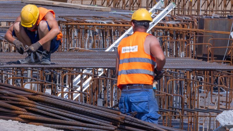 Bauarbeiter arbeiten an einem Fundament: Der Rückgang der durchschnittlichen Reallöhne fällt laut einer Studie in Deutschland etwas stärker aus als im gesamten OECD-Raum.
