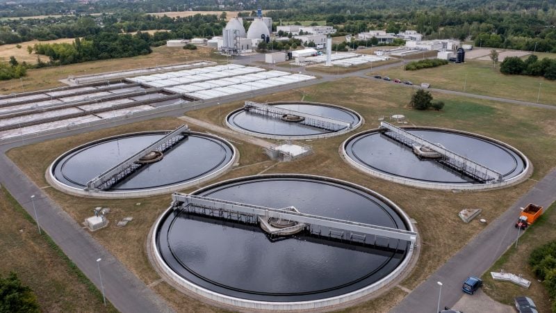 In Deutschlands Kläranlagen werden bestimmte Chemikalien zur Reinigung des Abwassers knapp - was ein Problem für die Umwelt werden könnte.