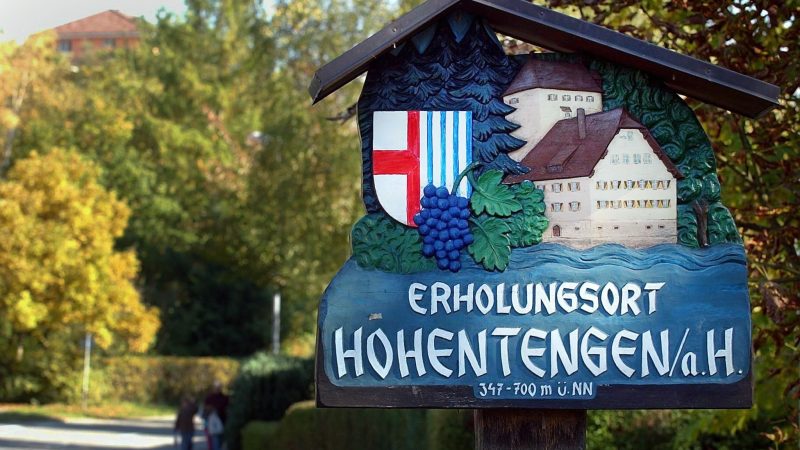 Ein Ortschaftstafel von Hohentengen am Hochrhein. Die Schweiz will jetzt ein Endlager für ihre Atommüllabfälle an der Grenze zu Deutschland südlich der deutschen Gemeinde Hohentengen bauen.