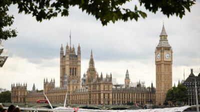 Das britische Parlamentsgebäude (Houses of Parliament), der Palace of Westminster, und der Big Ben (Elizabeth Tower) sind hinter der Westminster Bridge zu sehen.