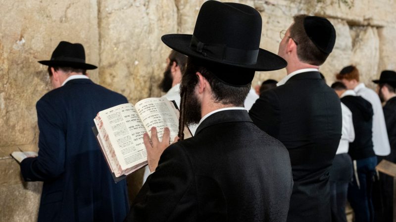 Ultraorthodoxe jüdische Männer beten an der Klagemauer in Jerusalem.