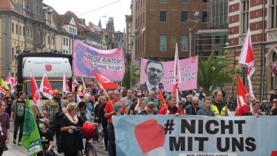Teilnehmer einer Kundgebung und Demonstration unter dem Motto: «Nicht mit uns! - Wir frieren nicht für Profite!», protestieren in Erfurt. Zu der Protest-Veranstaltung hat ein Bündnis von Gewerkschaften, Sozialverbänden und anderen Organisationen aufgerufen.