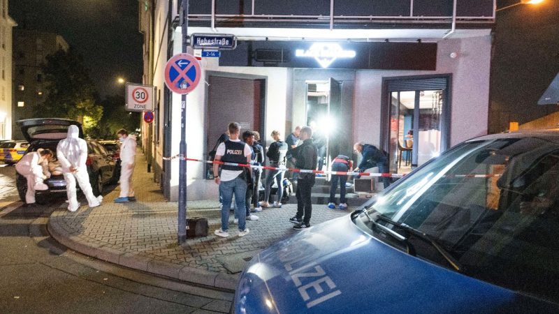 Polizisten sichern Spuren an einer Bar in Offenbach am Main.