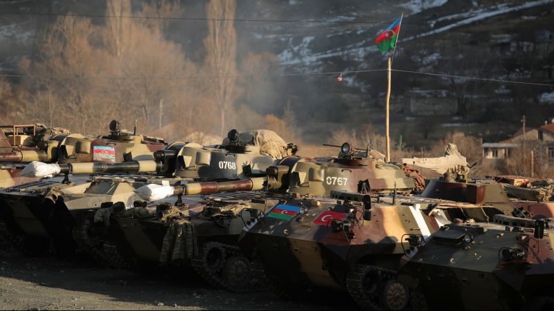 Aserbaidschanische Panzer stehen in der Konfliktregion Berg-Karabach nebeneinander.