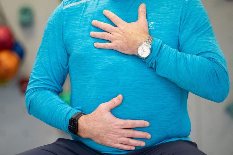 Ein Long-Covid-Patient beim Atemtraining in einer Reha-Klinik für Post-Covid Erkrankte.