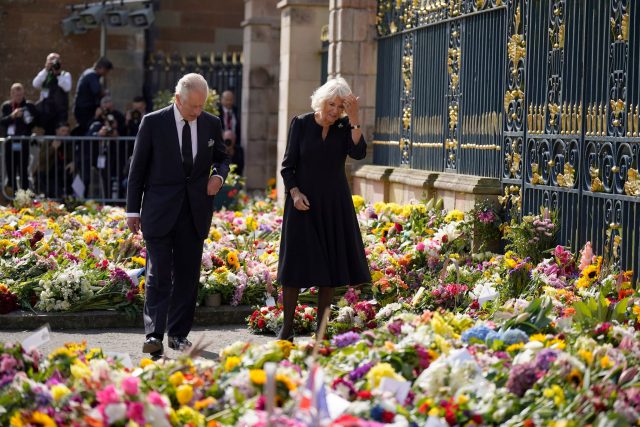 Der britische König Charles III. und seine Frau Camilla betrachten die Blumen vor dem Hillsborough Castle.