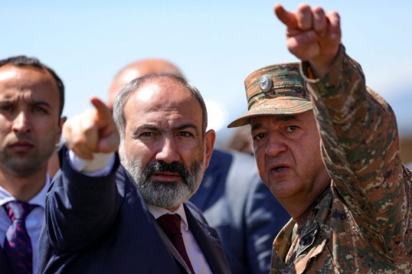 Nikol Paschinjan (M), Ministerpräsident von Armenien, spricht in einem Dorf nahe der Grenze zu Aserbaidschan mit einem Offizier der armenischen Armee.
