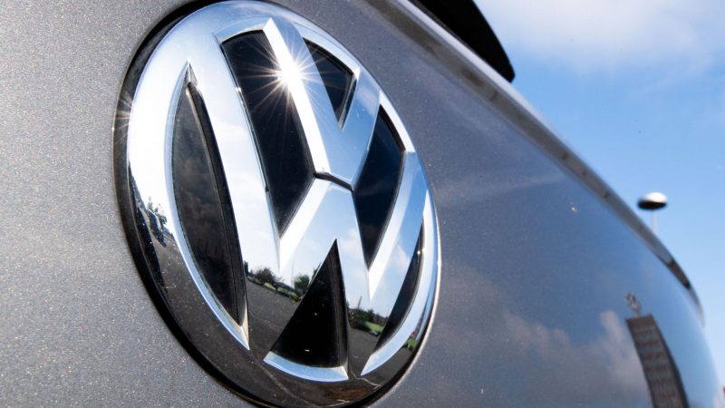 Ein Volkswagen steht auf einem Mitarbeiterparkplatz vor dem VW-Werk in Wolfsburg.