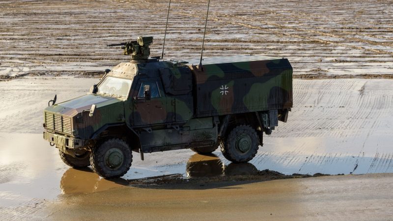 Das Allschutz-Transport-Fahrzeug vom Typ Dingo der Bundeswehr steht auf dem Truppenübungsplatz.