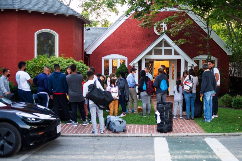 USA: Illegale Einwanderer zur „Insel der Reichen“ geflogen und auf Militärbasis verlegt