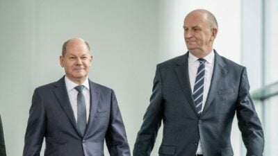 Bundeskanzler Olaf Scholz kommt neben Wirtschaftsminister Robert Habeck und Brandenburgs Ministerpräsident Dietmar Woidke zur Pressekonferenz zum Maßnahmenpaket für die ostdeutschen Raffineriestandorte und Häfen.