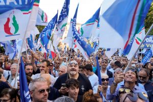 Unterstützer der rechten Partei «Fratelli d’Italia» nehmen an einer Wahlveranstaltung der Parteichefin Meloni teil.