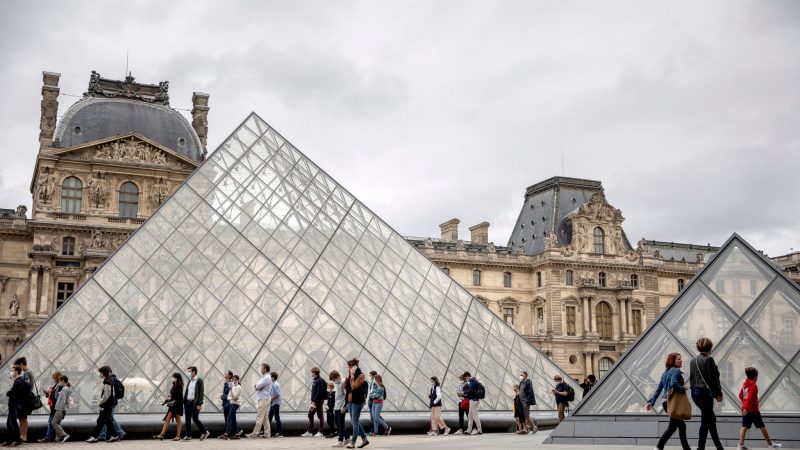 Im Louvre in Paris geht das Licht am Abend früher aus als gewohnt.