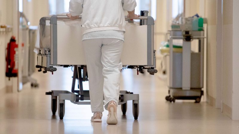 Eine Krankenpflegerin schiebt ein Krankenbett durch einen Flur: Mehr Frauen als Männer fürchten sich einer Umfrage zufolge vor einem stationären Aufenthalt im Krankenhaus.