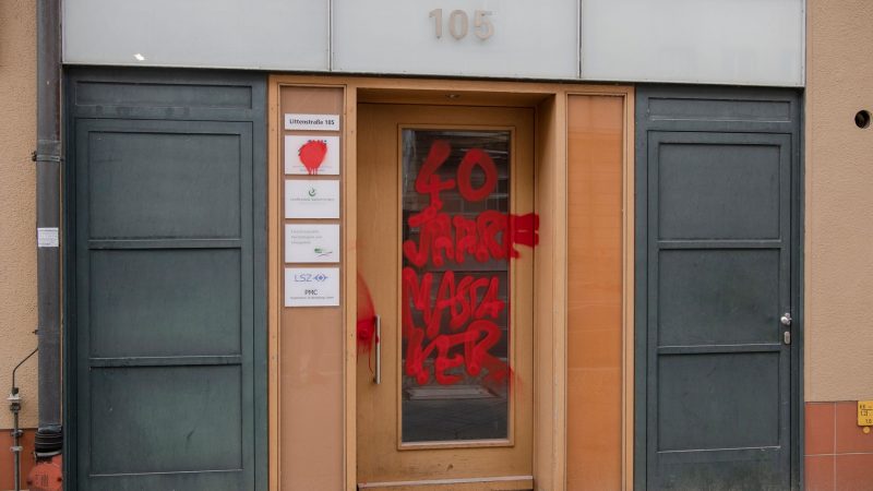 Unbekannte haben die Glastür des Büros der Deutsch-Israelischen Gesellschaft mit dem Schriftzug «40 Jahre Massaker» beschmiert.