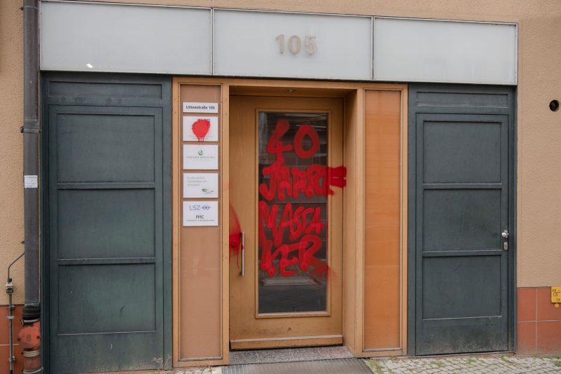 Unbekannte haben die Glastür des Büros der Deutsch-Israelischen Gesellschaft mit dem Schriftzug «40 Jahre Massaker» beschmiert.