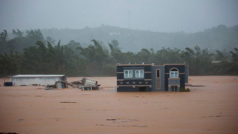 Drei Menschen warten in einem Haus auf Rettung vor den Überschwemmungen, die Hurrikan «Fiona» in Puerto Rico verursacht hat.