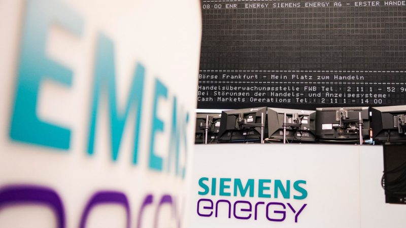 «Siemens Energy» steht in der Frankfurter Wertpapierbörse außen an der Arbeitsplätzen der Börsenhändler.