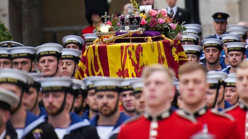 Der Sarg von Königin Elizabeth II. wird auf eine Lafette gestellt und in einer Prozession in die Westminster Abbey gebracht.
