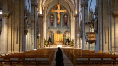 Mann klettert in Osnabrück in Kirche auf Hochaltar und klaut Holzspeer