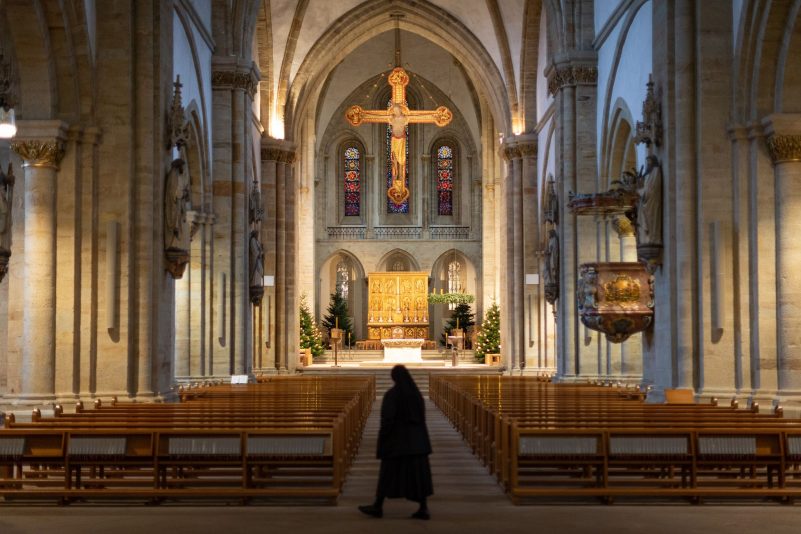 Ein Kreuz hängt über dem Altarraum im Osnabrücker Dom. (Archivbild)