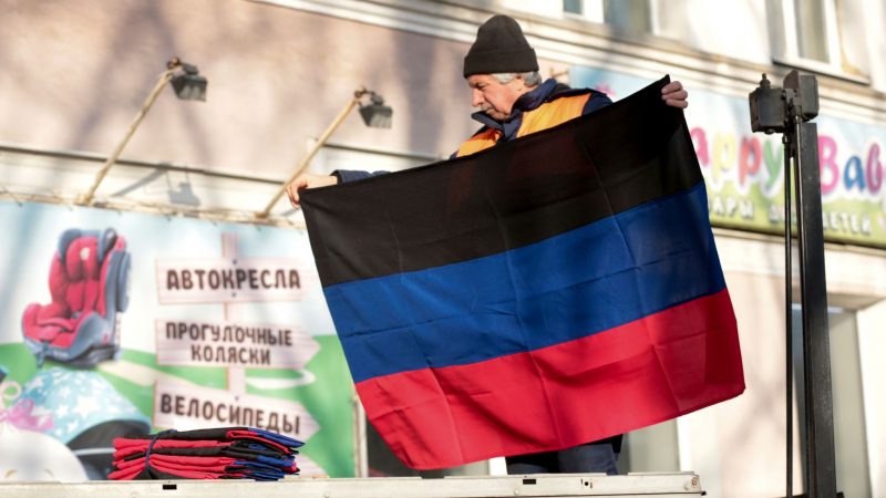 Eine Flagge der international nicht anerkannten Volksrepublik Donezk - die Region soll per Referendum über einen Beitritt zu Russland abstimmen.
