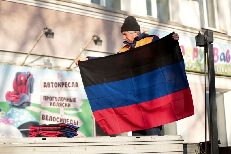 Eine Flagge der international nicht anerkannten Volksrepublik Donezk - die Region soll per Referendum über einen Beitritt zu Russland abstimmen.