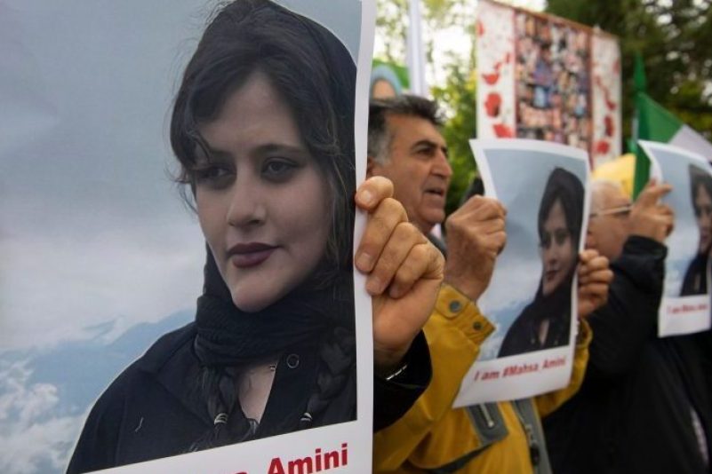 Vor der iranischen Botschaft in Berlin werden Bilder der verstorbenen Mahsa Amini gezeigt.