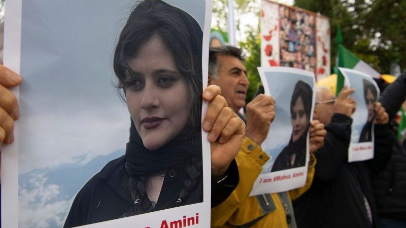Vor der iranischen Botschaft in Berlin werden Bilder der verstorbenen Mahsa Amini gezeigt.