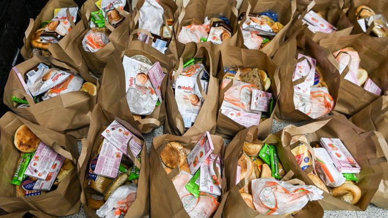 Es wird mit immer mehr Zulauf bei der Tafel in Deutschland gerechnet. Die Tafel verteilt regelmäßig gespendetete Lebensmittel an Bedürftige.