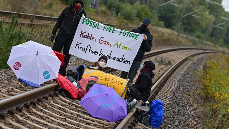 Klimaaktivisten blockieren am 19. September eine Gleisverbindung für den Transport von Braunkohle zum Kraftwerk Jänschwalde.