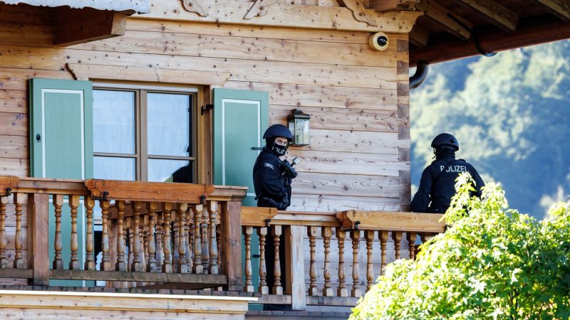 Polizisten am Haus des russischen Oligarchen Alischer Usmanow.