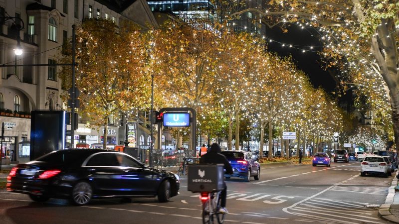 Lichter leuchten in den Bäumen entlang des Kurfürstendamms in Berlin. Wegen der Energiekrise könnte es dort in diesem Jahr weniger funkeln.