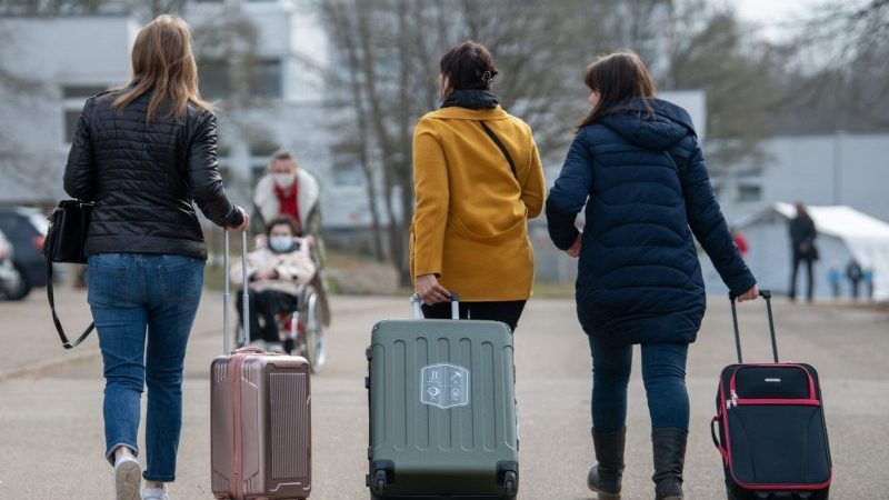 Drei aus der Ukraine stammende Frauen gehen in der Landeserstaufnahmestelle in Ellwangen zu ihrem Quartier.