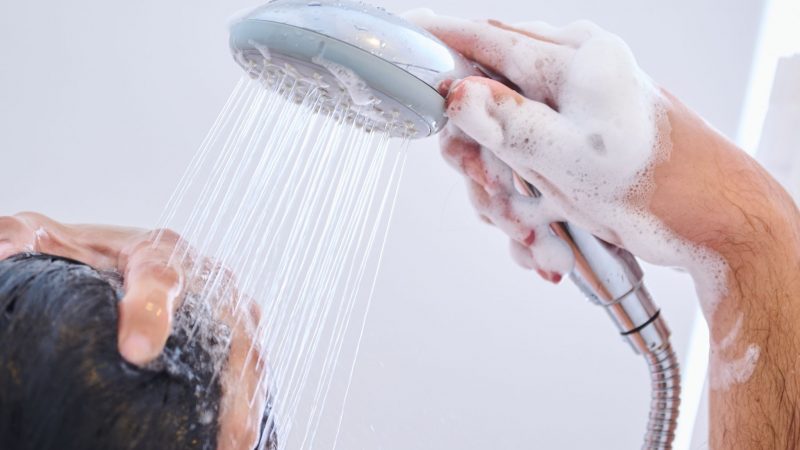 Die tägliche Dusche gehört für viele Menschen dazu - zur Körperhygiene, aber auch, um beschwingt in den Tag zu starten.