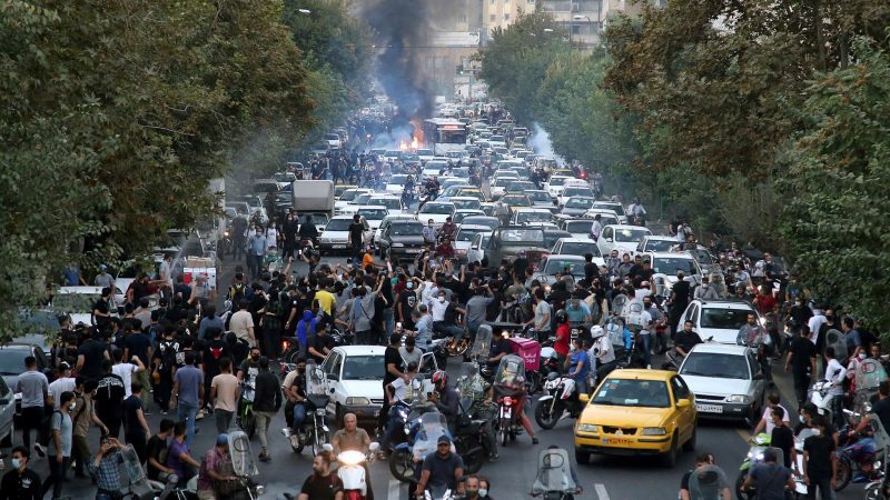 Demonstrierende rufen während eines Protestes in der Innenstadt von Teheran Parolen gegen den Tod der 22-jährigen Iranerin Mahsa Amini.