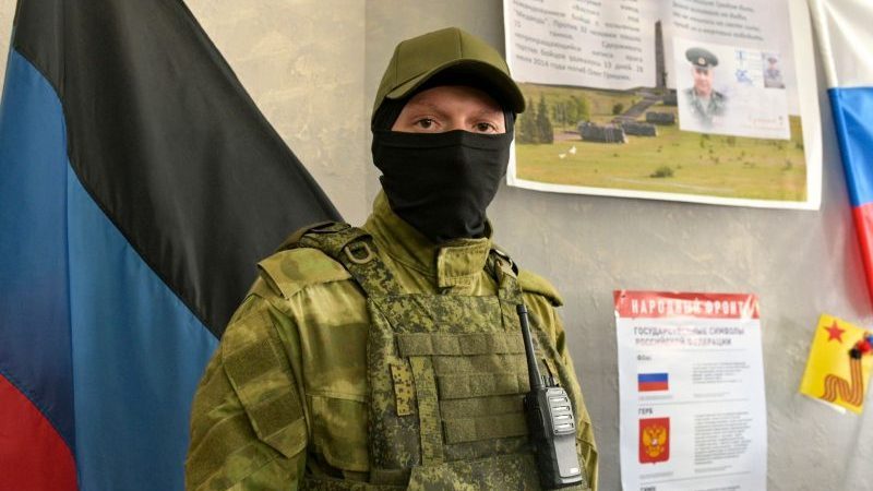 Ein Soldat der Volksrepublik Donezk steht vor einem Wahllokal in Donezk, der von russisch unterstützten Separatisten kontrollierten Volksrepublik Donezk in der Ostukraine.
