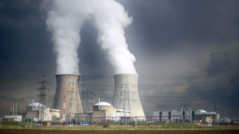 Dampf steigt aus den Kühltürmen des Atomkraftwerks Doel bei Antwerpen auf.