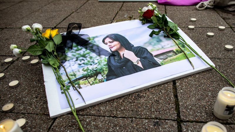 Ein Bild der verstorbenen Iranerin Mahsa Amini, die in der vergangenen Woche im Iran nach ihrer Verhaftung durch die Sittenpolizei gestorben war, ist während einer Solidaritätskundgebung an der Marktkirche in Essen zu sehen.
