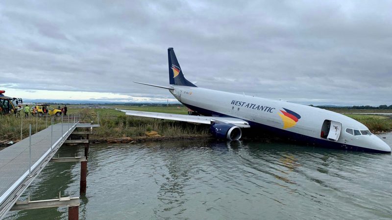 Der Flieger der West Atlantic Airline ist bei der nächtlichen Landung über die Landebahn hinausgeschossen.