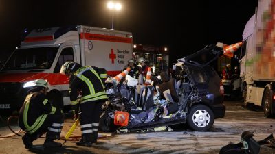 Kollision zwischen Auto und Lkw – Vierköpfige Familie stirbt