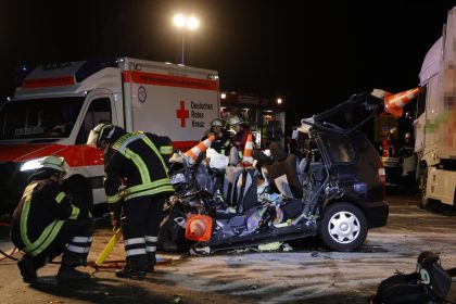 Kollision zwischen Auto und Lkw – Vierköpfige Familie stirbt