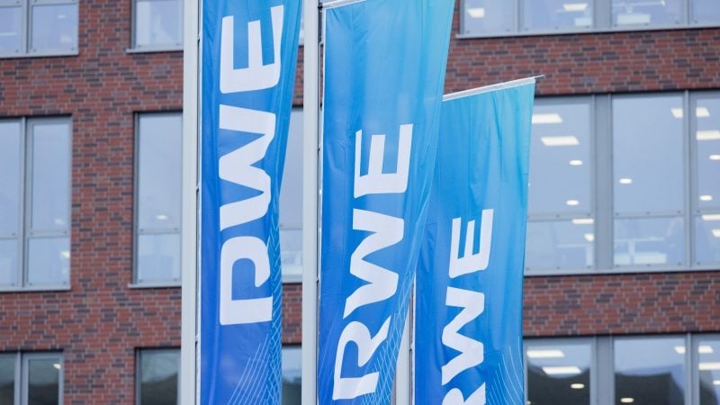 Flaggen wehen vor der RWE-Konzernzentrale in Essen.