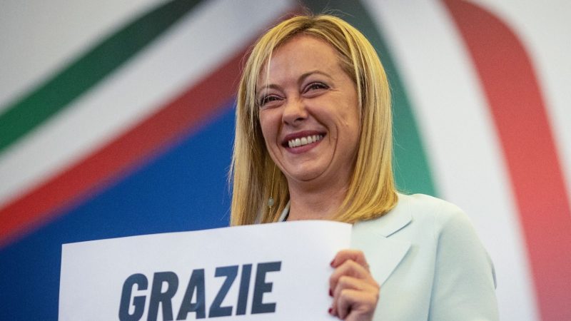 Strahlende Siegerin: Giorgia Meloni, Vorsitzende von Fratelli d'Italia, hält ein Schild mit der Aufschrift «Grazie Italia» («Danke Italien»). Das Bündnis um die rechtsradikale Partei kommt Hochrechnungen zufolge bei der Wahl auf eine klare Mehrheit im Parlament.
