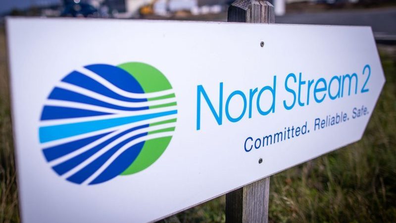 Die Ostseepipeline Nord Stream 2 ist seit langem umstritten - jetzt gab es einen nächtlichen Zwischenfall in einer der Röhren.