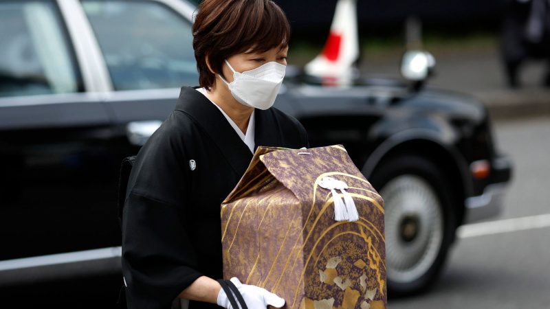 Akie Abe, die Witwe von Shinzo Abe, trägt eine Urne mit seiner Asche, als sie zum Staatsbegräbnis für den ehemaligen Regierungschef an der Kampfsporthalle Nippon Budokan in Tokio eintrifft.