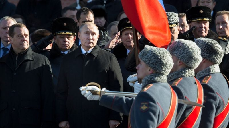 Der ehemalige Kremlchef Dmitri Medwedew (l) - hier 2018 neben dem russischen Präsident Wladimir Putin - ist offen für den Einsatz von Atomwaffen.