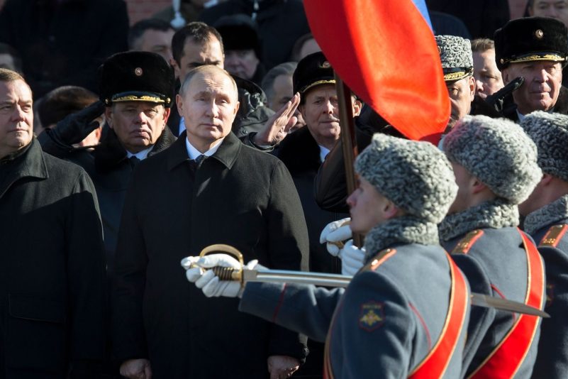 Der ehemalige Kremlchef Dmitri Medwedew (l) - hier 2018 neben dem russischen Präsident Wladimir Putin - ist offen für den Einsatz von Atomwaffen.