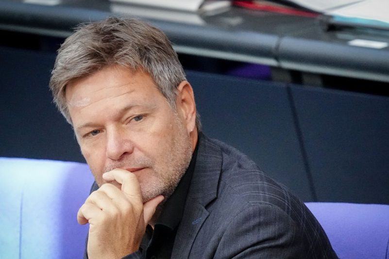 Robert Habeck (Bündnis 90/Die Grünen), Bundesminister für Wirtschaft und Klimaschutz, sucht nach einer Alternative zur Gasumlage.